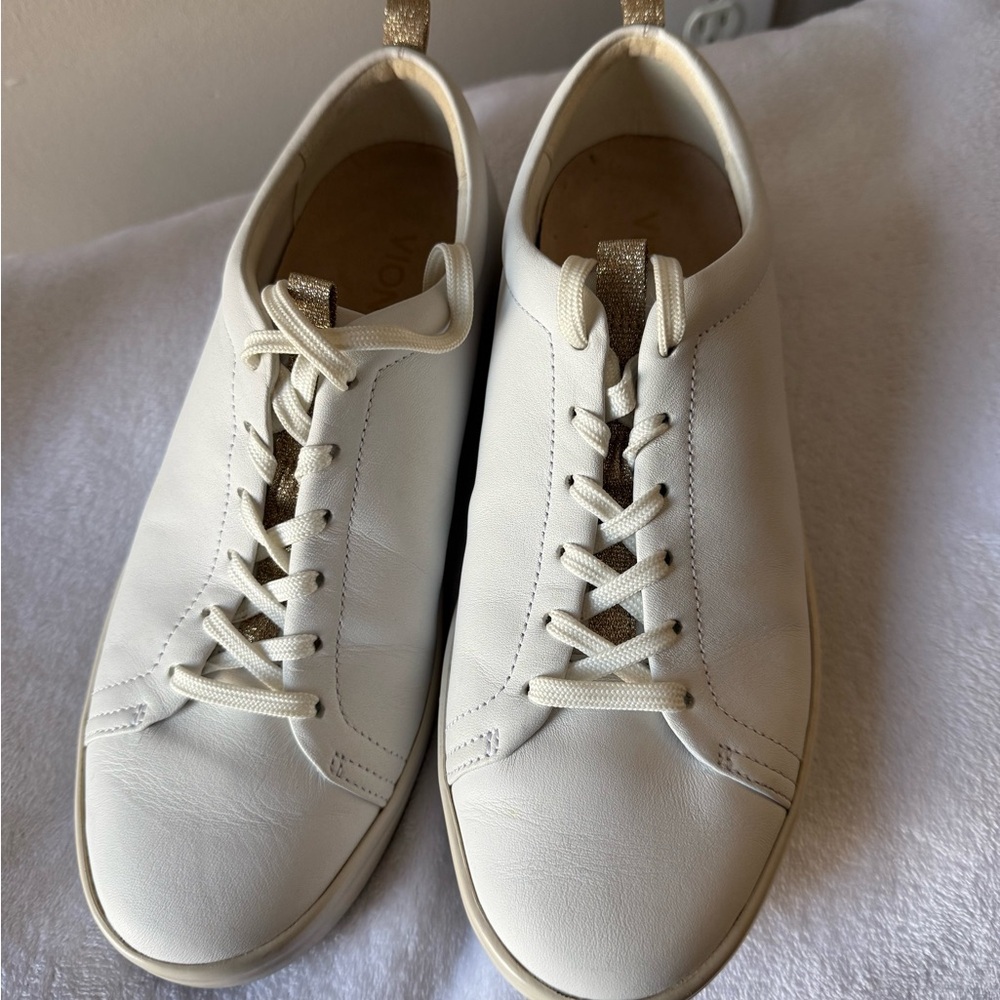 Women’s Vionic Sz 8.5 White Leather Sneakers - Picture 2 of 4